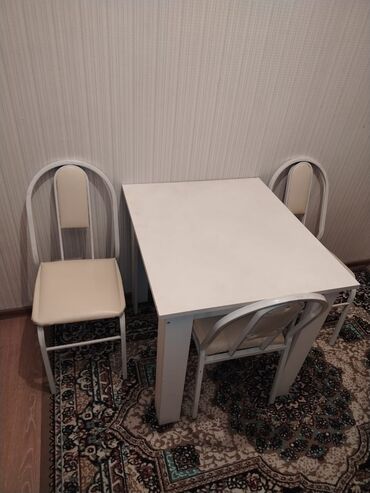 Masa və oturacaq dəstləri: Salam. Az işlenmiş heç bir problemi yoxdu 4 dest aq qırmızı malocnu — 9