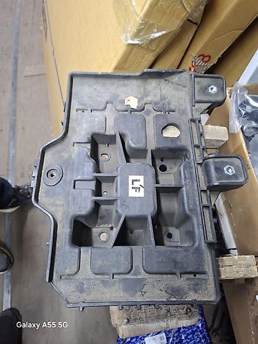 battery: Пластиковый кронштейн/поддон аккумулятора (battery tray) для — 1