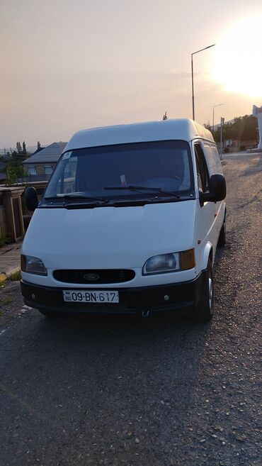 резина на авто: Ağ rəngli Ford Transit furqonu. Bu furqon geniş yük sahəsinə malikdir