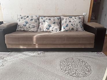 divan islenmis: Divan – yumşaq oturacaqlı, geniş və rahat model. - Rəng: açıq qəhvəyi — 2