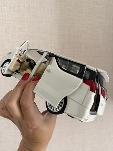model masin: Metal model avtomobil – miniven tipli (Alphard üslubunda), ağ rəng — 2