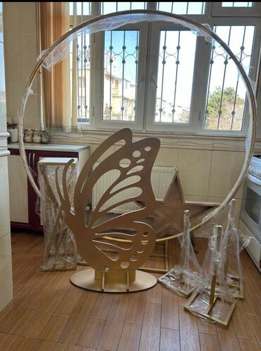 Digər biznes avadanlığı: 1 dəmir kruq - 1,80 3 Dəmir dayaq (Maket üçün) Tort masası 1 bej — 3