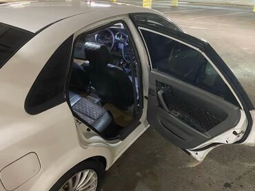 Chevrolet: Daevo Gentra– ağ rəngli sedan Xüsusiyyətlər: - Kuzov: 4 qapılı sedan — 14