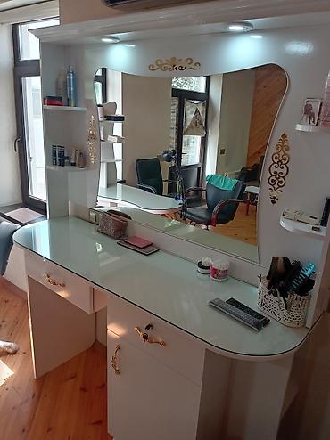 utu dolabı: Gözəllik salonu üçün tam dəst vizaj/berber masası - Rəng: ağ, qızılı — 8