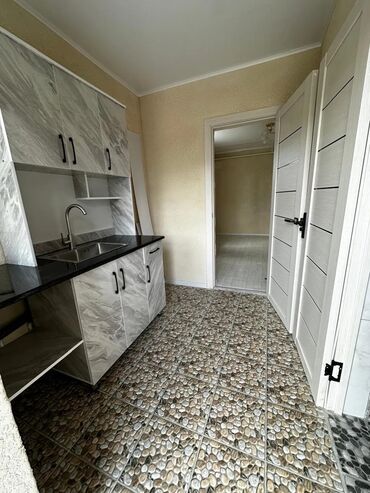 сдаю дом на длительный срок рядом просп жибек жолу бишкек: 30 кв. м, 2 бөлмө, Жылуу пол, Брондолгон эшиктер, Забор, тосулган