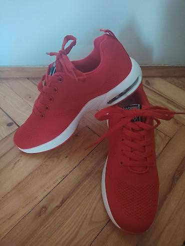 bele nike patike: Crvene sportske patike sa vazdušnim jastukom u đonu Ug 24 cm - Model — 3