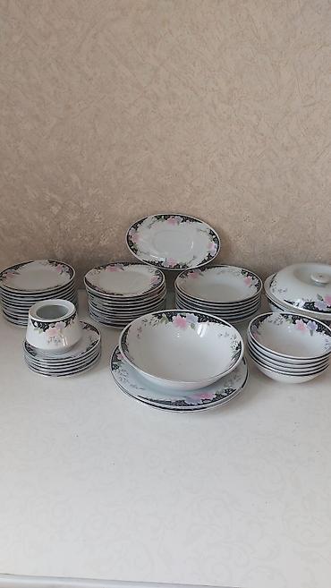 Посуда: Набор керамических обеденных тарелок, состоящий из одной овальной — 4