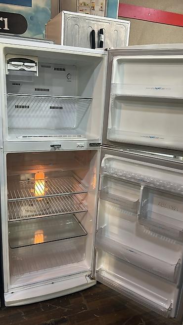 İki qapılı soyuducu (üstü dondurucu) Xüsusiyyətlər: - Üst hissədə