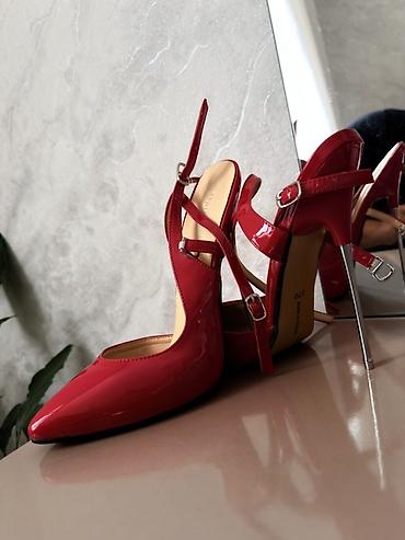 lak ayaqqabılar: Qırmızı laklı qadın ayaqqabısı – yüksək daban, nazik metal stilettosu — 1
