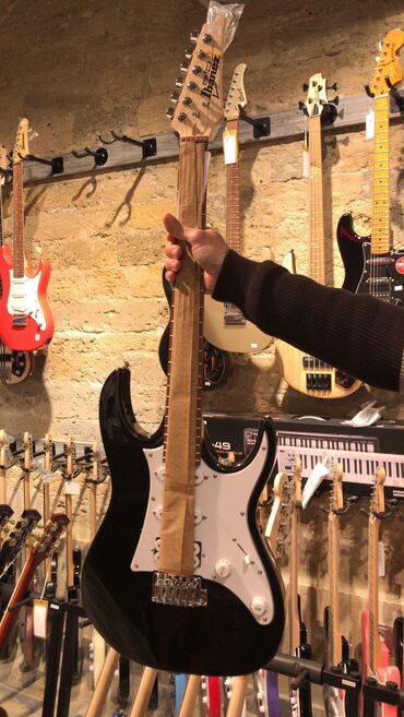 Gitaralar: Elektro gitar ibanez yeni alınıb heç istifadə olunmayıb sadəcə pula