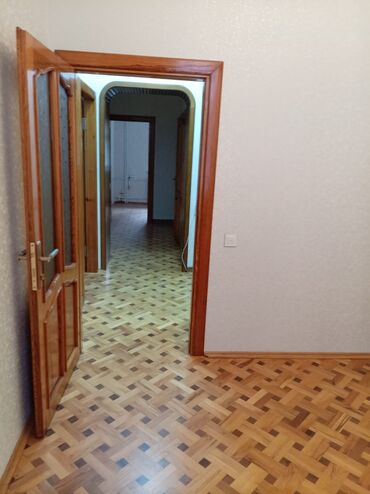 Köhnə tikili: 1 - ci məhəllə 4/2 - mərtəbəsində 3 otaqlı yol qırağı kombisi var polı — 7