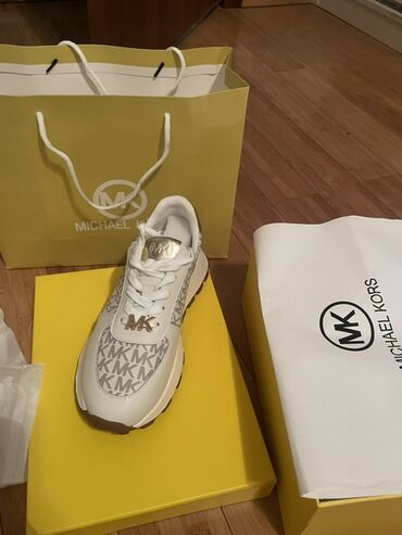 Lux Michael Kors brendinin qadın krossovkaları. Ağ rəngdə olan bu