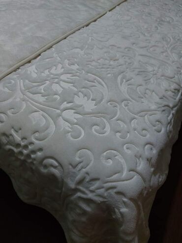 Posteljina: Ćebe 220*240
Materijal poliester
Cena 4700 din — 3