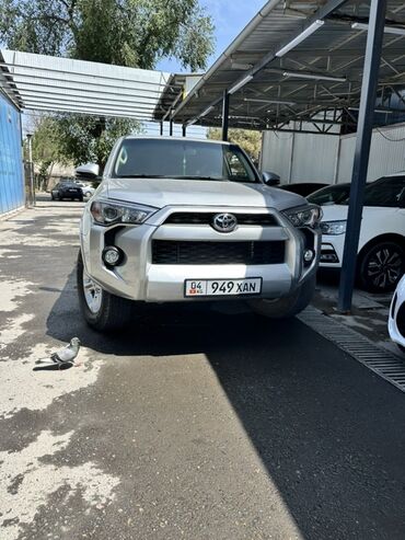 срочно продать машину: Серебристый внедорожник Toyota 4Runner пятого поколения. Модель имеет