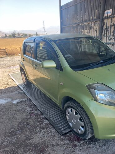 авто легковой: Автомобиль Toyota Passo в кузове хэтчбек, окрашенный в светло-зеленый