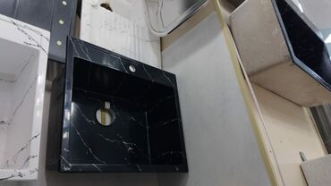 quxna moykasi: Qranit kompozit mətbəx lavabosu – kvadrat forma, mərmər effektli