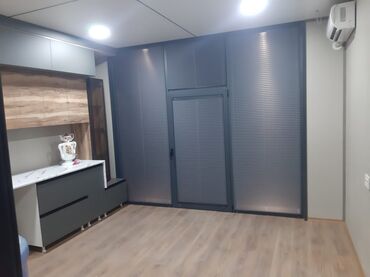 maqnit pərdələr: Pəncərələri örtmək üçün iki hissəli, bej rəngli zebra pərdə. Pərdənin