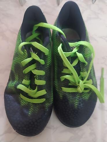 Uşaq dünyası: Yenidir.Hec geyinilmeyib.Adidas uşaqlar üçün futbol butsası (çatlı — 1
