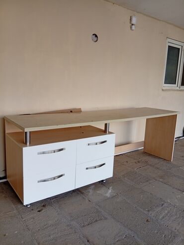 унитаз с биде: İşçi üçün, Dördbucaq masa