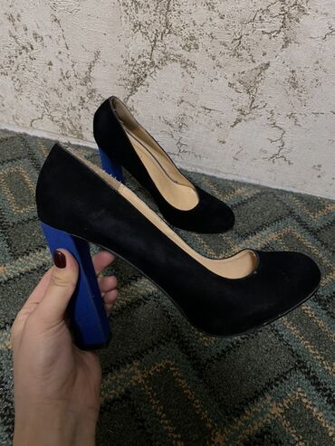 Туфли: Продаю винтажные женские туфли 👠 
Все по 300 сом
Все 38 размера — 1