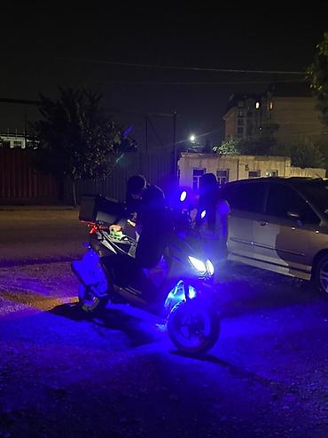 255 50 18: Скутер/мопед с яркой LED‑подсветкой - Агрессивный дизайн передней — 2