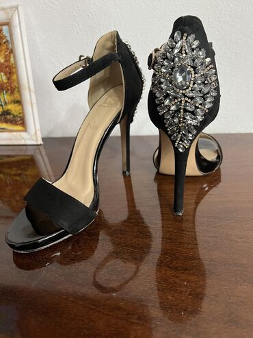 обувь 29 размер: Женские Босоножки
Чёрная замша
Размер 38