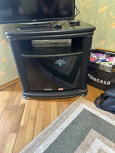 Tv Televizor altlıq stend Alt hissədə qara şüşəli qapısı var İçində lalafo.az -da Tv Televizor altlıq stend Alt hissədə qara şüşəli qapısı var İçində