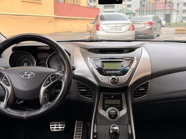 Hyundai: Hyundai Elantra sedan – ağ rəng, şəhər üçün qənaətcil və komfortlu — 12