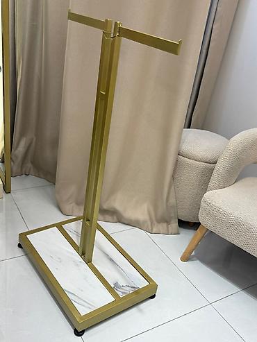 Stend vitrinləri: Qızılı rəngli sərgi/asqı stendi - Material: metal konstruksiya — 2