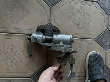 Тиски: 4 штук Тиски СССР Две маленькие! По 4000 сом Один средний. 8000сом — 5