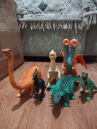 Игрушки: Игрушки, муляжи динозавров. За все 200 сом