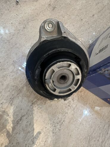 Sbor motorlar və silindr başlıqları: VAICO markalı, V30-1204-1 model nömrəli, Motorlager (mühərrik dayağı)