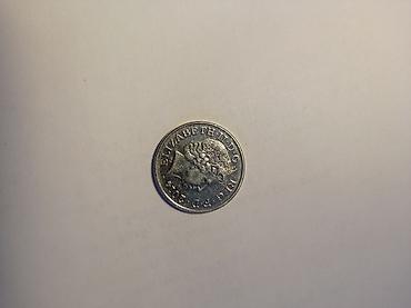 50 qepik: Britaniya 50 pence sikkəsi - Önlükdə Kraliça II Elizabeth portreti və — 1