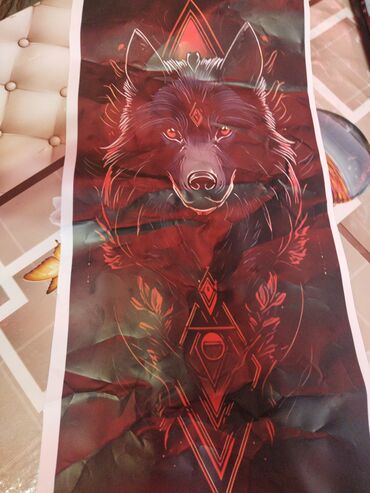 Искусственные цветы: Şəkildə qurd başı təsvir edilmiş dekorativ bir poster təqdim olunur