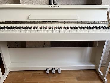 Музыкальные инструменты: Elektron piano 
Yeni kimidir 
Köçdüyüm üçün satıram — 2