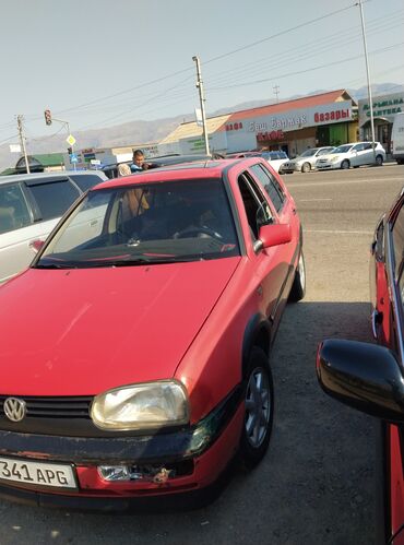 меняю дом на авто: Красный пятидверный хэтчбек Volkswagen Golf. Автомобиль оснащен люком