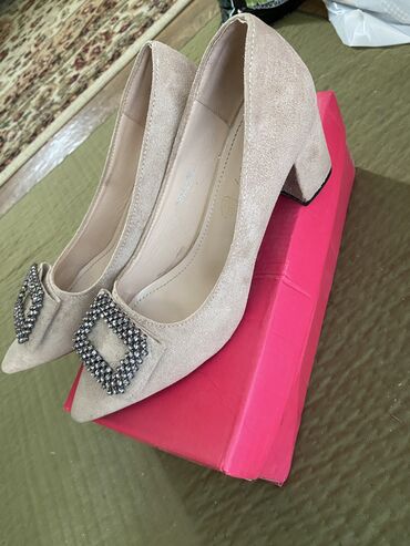 белые туфли для свадьбы: Туфли Yves Saint Laurent, 38, түсү - Саргыч боз