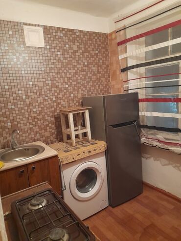 Otaqların uzunmüddətli kirayəsi: 1 otaqlı mənzil/interyer - Geniş, işıqlı otaq: klassik naxışlı divar — 6