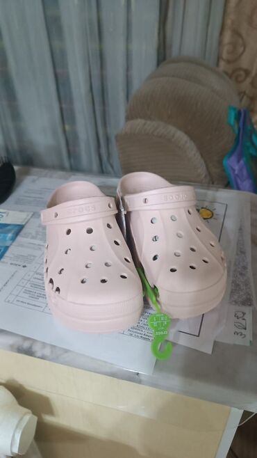 обувь женская большие размеры: Розовые кроксы Crocs, удобная и легкая обувь. Отлично подходят для
