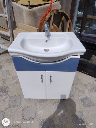 Duş kabinaları, arakəsmələr: Ağ rəngdə və mavi detalları olan, bir lavabo və dolab hissəsi ilə