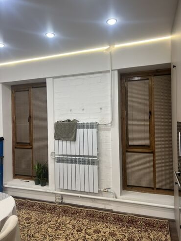 Жалюзи и рольшторы: Предлагаются различные виды жалюзи для окон. В наличии рулонные шторы — 6