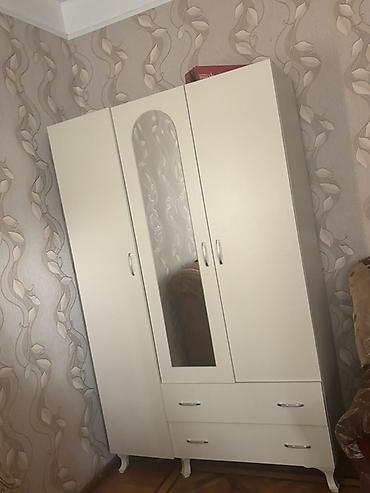 siyirmeli dolab: Ağ rəngli 3 qapılı paltar şkafı - Klassik dizayn, parlaq ağ rəng - — 1
