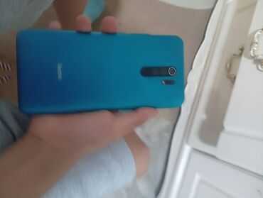 телефон для детей: Смартфон Redmi с синей задней панелью. Устройство оснащено камерой с