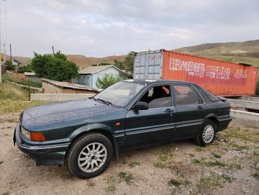 Mitsubishi: Автомобиль Mitsubishi Galant, седан среднего размера, выпускавшийся в