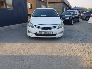 мисибиси каризма: Hyundai Solaris (седан), белый цвет, номер KG 04 885 ANE. Кузов и