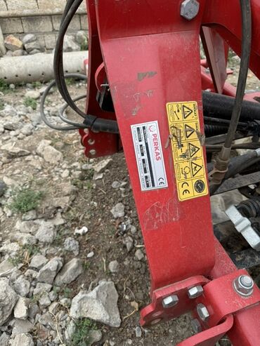 traktor lapetləri: Perkas markalı qırmızı rəngli əkin sahələri üçün kənd təsərrüfatı