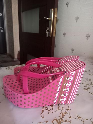 kupalni push up: Juicy Couture brendinin Y2K üslubunda platforma basmaqları - Brend — 4