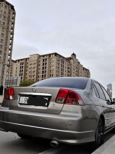 civic: Honda Civic – sedan, gümüşü rəng. - Korpus: 4 qapı, aerodinamik ön — 9