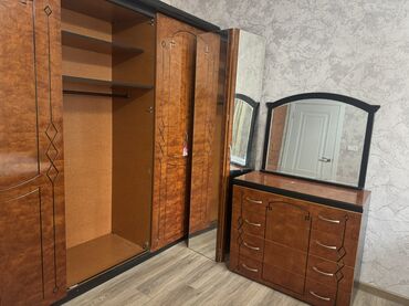 продам аквариум: Спальный гарнитур в классическом стиле: шкаф-купе и комод с зеркалом