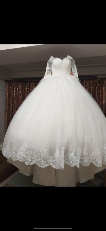 счастливое свадебное платье: Итальянское свадебное платье в отличном состоянии 800$
